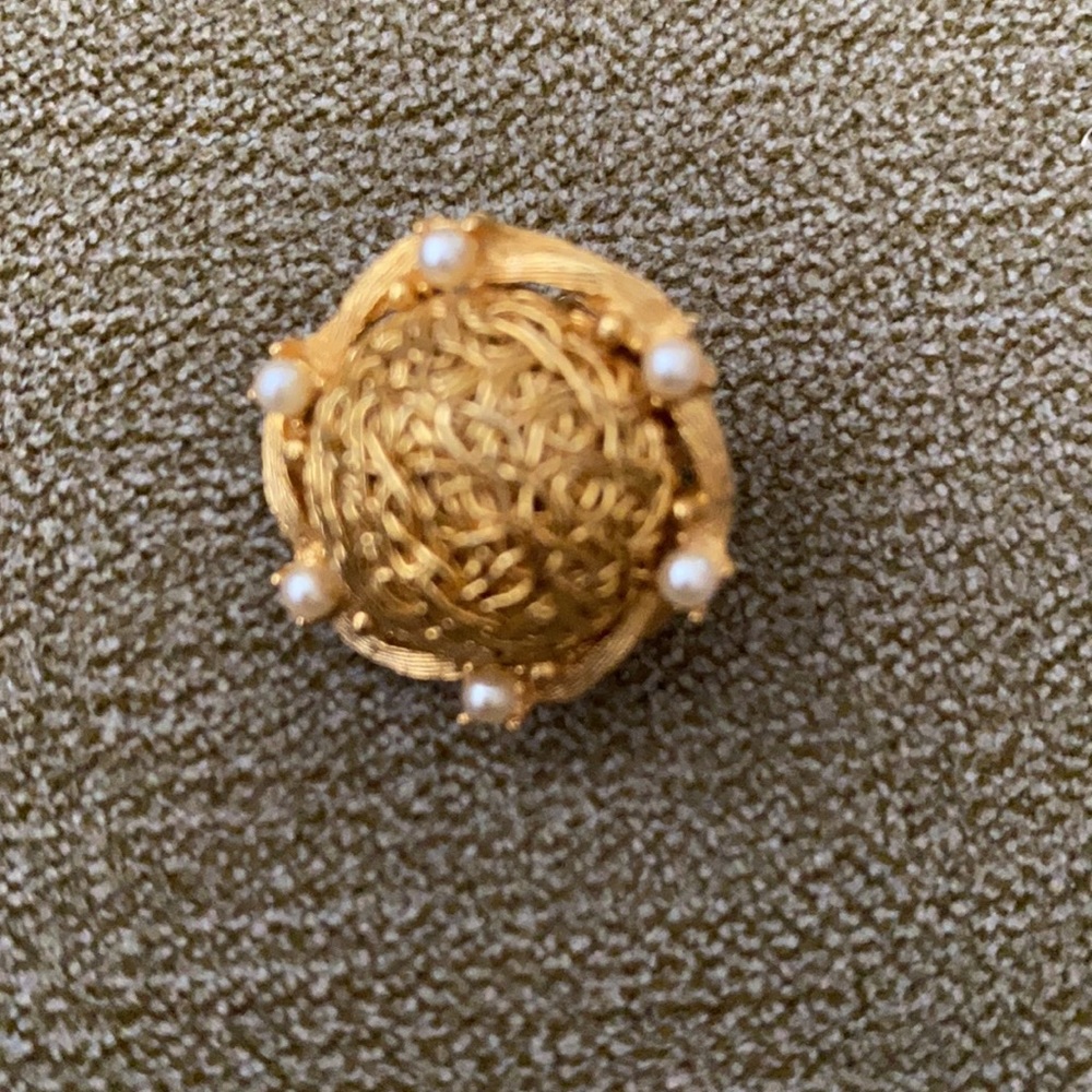 Gold mesh balls with tiny pearls clip on earrings - Picture 3 of 3
